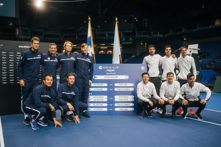 Los jugadores argentinos y finlandeses antes de la serie de la Copa Davis, en Espoo