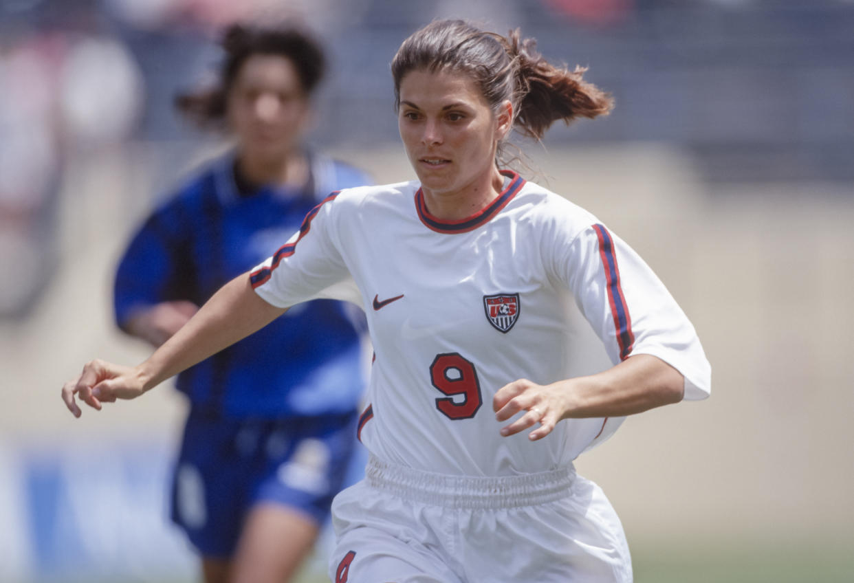 Mia Hamm, durante un partido de fútbol entre la selección estadounidense y la Argentina, celebrado en 1998. (Foto: David Madison/Getty Images)