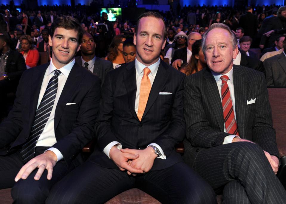 Eli Manning, left, Peyton Manning, center, and former NFL player Archie Manning at NFL Honors in 2013. (AP)