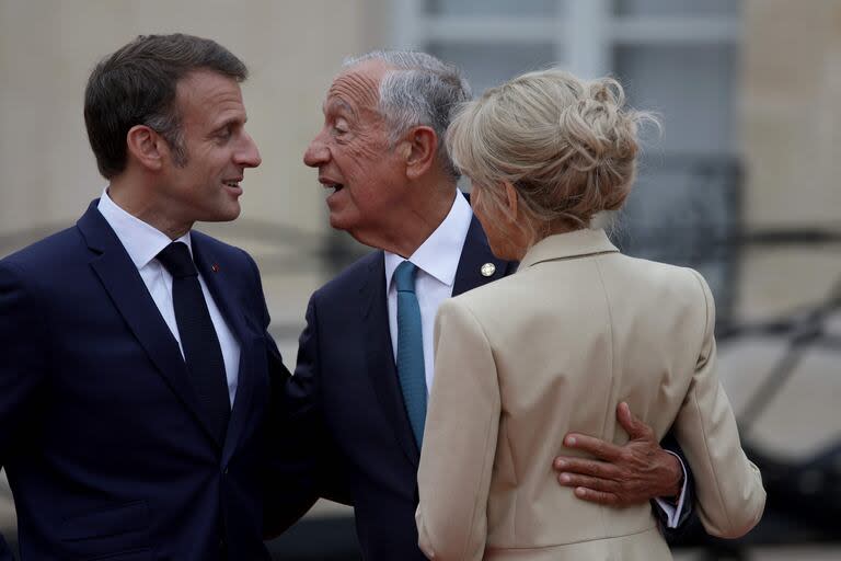 Emmanuel y Brigitte Macron con el presidente de Portugal, Marcelo Rebelo de Sousa