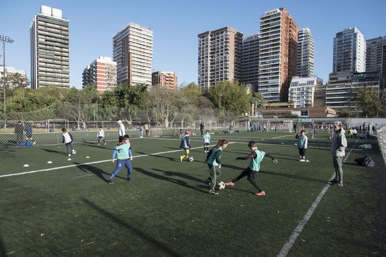 Chicas y chicos unidos por una pasión: el fútbol  