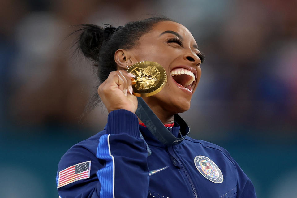 Simone merayakan medali emasnya di lompat galah. (Julian Finney/Getty Images)