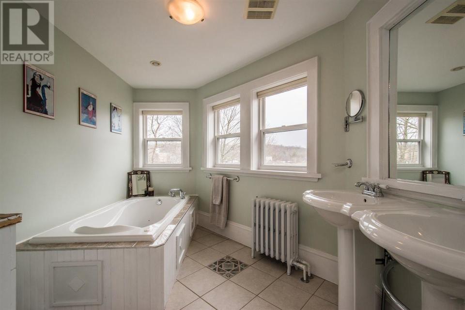 <p><span>10 Armshore Drive, Halifax, N.S.</span><br> The recently renovated master bathroom has an air jet tub. There are two bathrooms in the home. (Photo: Zoocasa) </p>