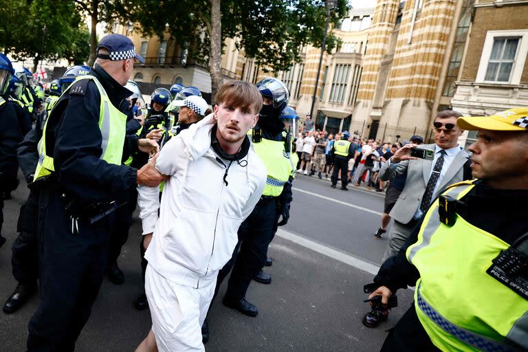 Un detenido en las protestas cerca de 10 Downing Street, en Londres. (BENJAMIN CREMEL / AFP)