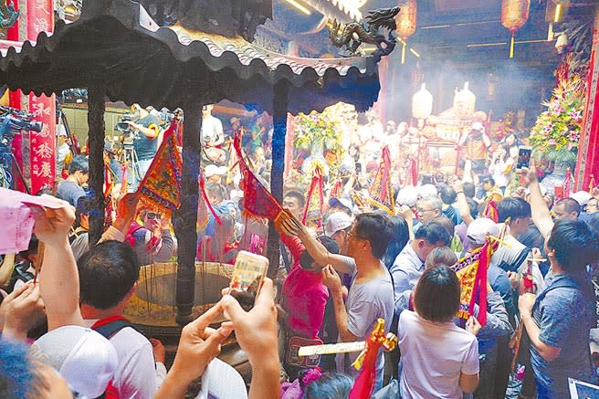 大甲媽遶境起駕日鎮瀾宮大殿萬頭鑽動，今年因新冠肺炎疫情延期，各界肯定，但信徒失望，若疫情難以趨緩，恐成為史上第4度停辦。（圖為去年遶境盛況，本報資料照片）