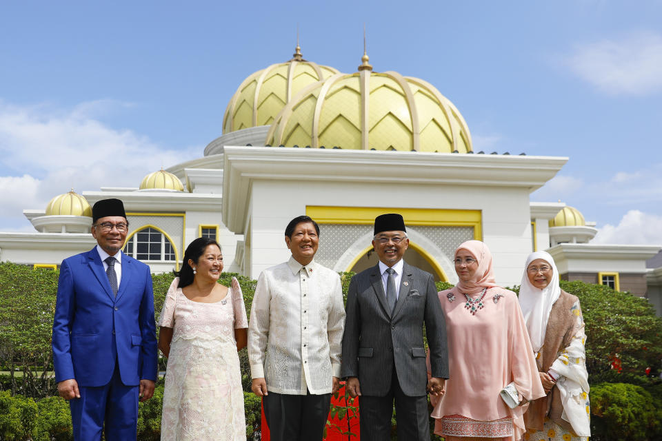 CORRECTS THE PHOTOGRAPHER'S LAST NAME TO ISMAIL, NOT ISMAL - Malaysia's King Sultan Abdullah Sultan Ahmad Shah, third from right, Malaysia's Queen Azizah Aminah Maimunah, second from right, Philippine President Ferdinand Marcos Jr., third from left, First Lady Maria Louise Araneta Marcos, second from left, Malaysia Prime Minister Anwar Ibrahim, left, and his wife Wan Azizah Wan Ismail, right, pose for photograph during the state welcome ceremony at National Palace in Kuala Lumpur, Malaysia, Wednesday, July 26, 2023. (Fazry Ismail/Pool Photo via AP)