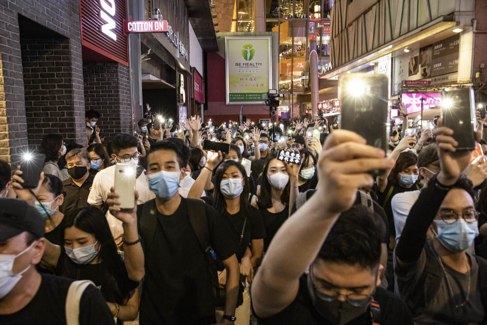 2020年6月12日香港，市民在旺角街頭高唱《願榮光歸香港》，紀念一年前612的抗爭。