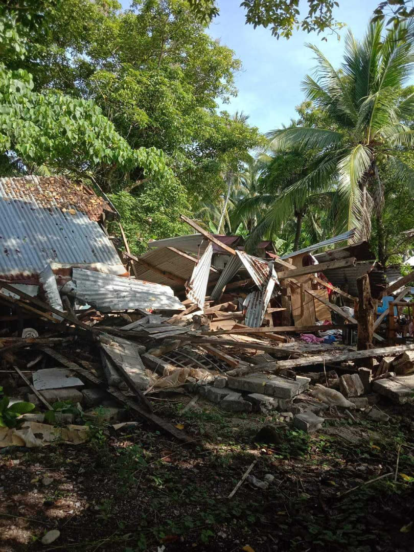 地震發生後，不少房屋受損、倒塌和道路受損的情況。（圖／Twitter）