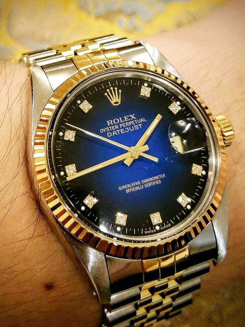 半金Datejust即所謂的「菜蟳」，此錶為產於70至80年代末的Ref.16013。俗稱「五珠帶」的紀念型錶帶（Jubilee Bracelet）造型經典、配戴舒適貼手。惟當代流行的是金色鑽面，漸層藍面相對少見。