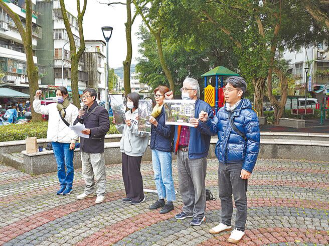 台北市文山區木柵路一段238巷附近種有數株老樹，然而近期有建商動工-危老建案，砍伐數株當地老樹，其中包括申保樹木，引起當地居民以及樹保團體不滿。（黃敬文攝）