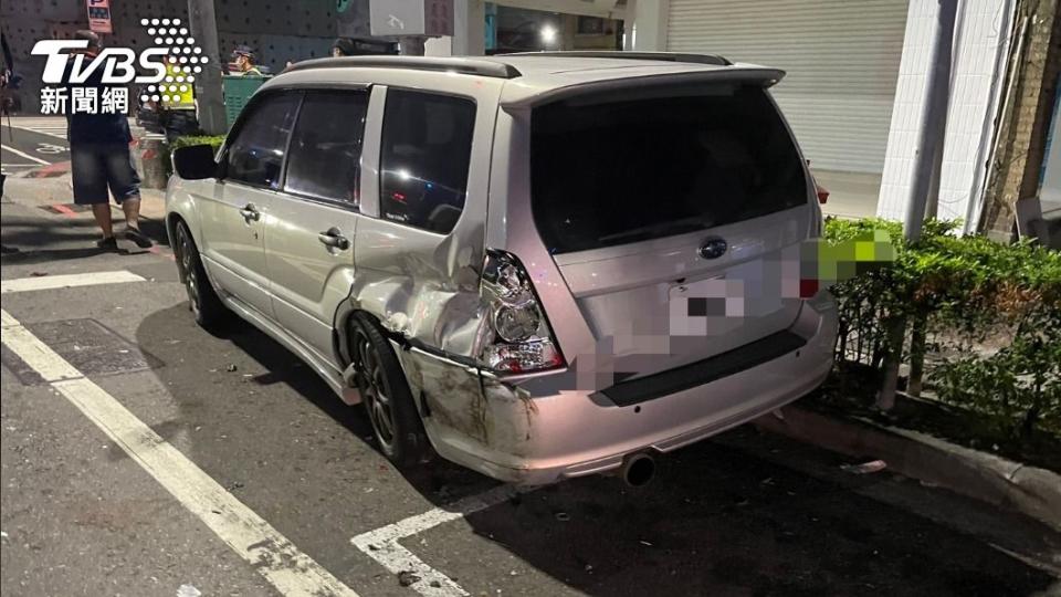 小黃撞上路旁停放車輛後翻車。（圖／TVBS）