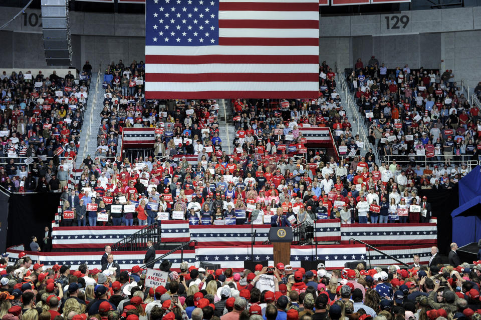 El último mitin de campaña de Donald Trump antes del confinamiento contra el Covid-19, en Charlotte, Carolina del Norte, el 2 de marzo de 2020. (AP Photo/Mike McCarn)