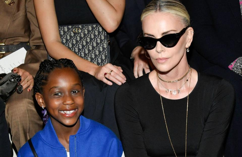 Charlize Theron au défilé Dior : cette rare apparition publique avec sa fille August, 7 ans