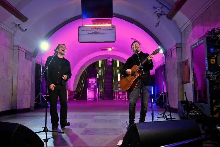 Bono y The Edge en el subte de Kiev, en mayo de 2022