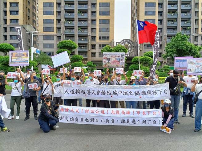 一群自稱「民間鬥士」的陳抗團體25日下午在高市府前拉布條抗議，替城中城大火46死伸冤。（袁庭堯攝）