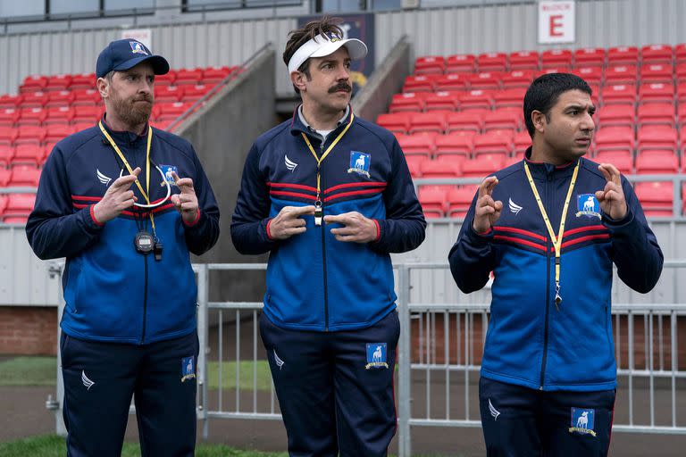 Brendan Hunt, Sudeikis y Nick Mohammed como el equipo ténico del equipo de Ted Lasso