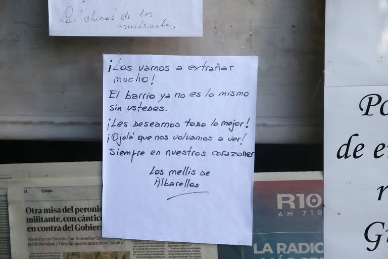 En estos días aparecieron en la vidriera mensajes de despedida de los vecinos