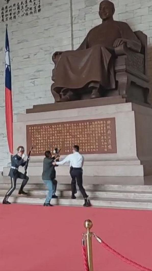 蔣公銅像遭射擊。（圖／翻攝自台灣國 臉書）