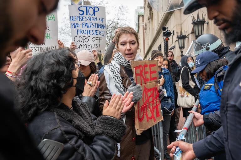 Estudiantes y activistas pro palestinos se reúnen frente a la Universidad de Columbia para protestar por la postura de la universidad sobre Israel el 18 de abril de 2024 en la ciudad de Nueva York