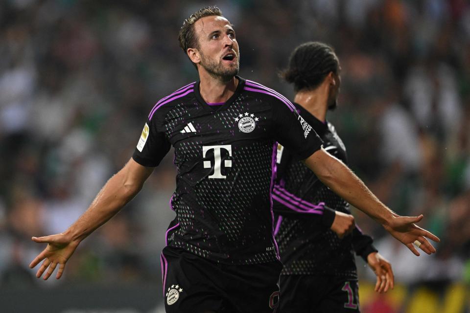 Bayern Munich's English forward #9 Harry Kane celebrates scoring the 0-2 goal with his teammates. (Photo by INA FASSBENDER / AFP) / DFL REGULATIONS PROHIBIT ANY USE OF PHOTOGRAPHS AS IMAGE SEQUENCES AND/OR QUASI-VIDEO ALTERNATIVE CROP (Photo by INA FASSBENDER/AFP via Getty Images) ORIG FILE ID: AFP_33RF4EE.jpg