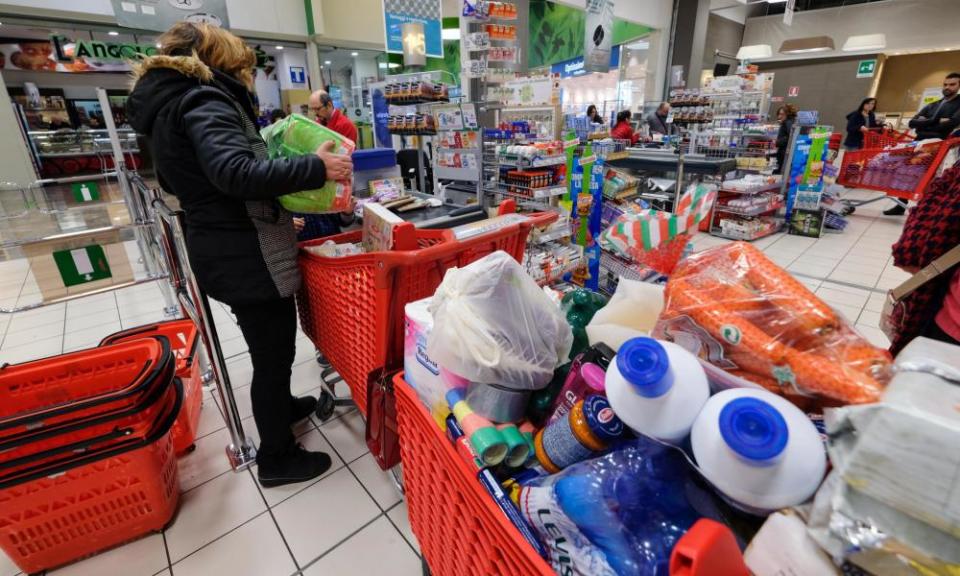 Shoppers in Palermo stockpiling at a local supermarket