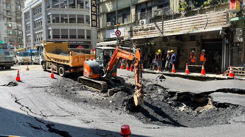 台北市南京西路8日出現天坑後緊急開挖回填，不料10日凌晨又出現新漏水點，市府派員持續搶修，並籲請用路人繞道。（中央社）