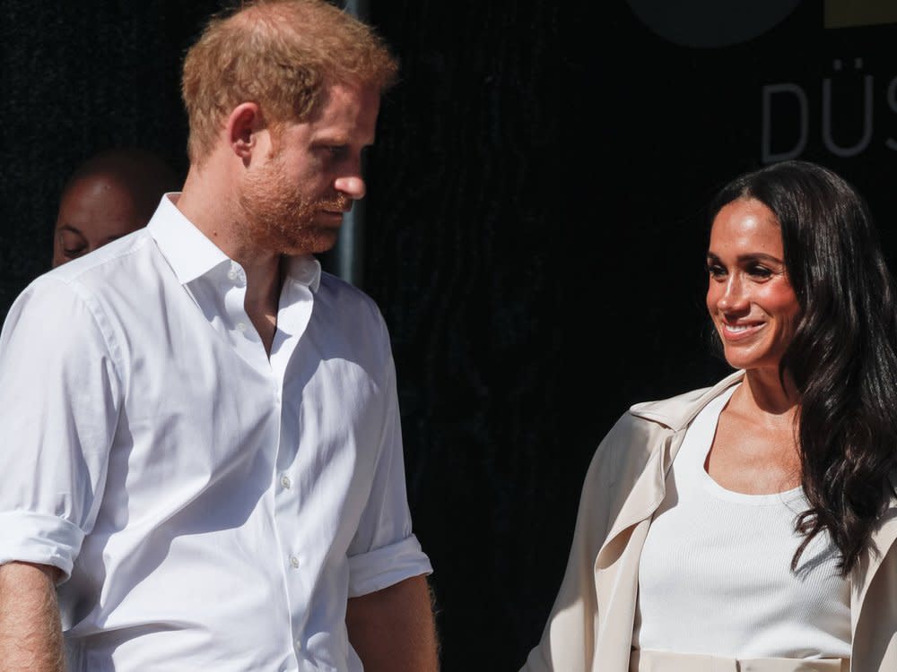 Prinz Harry und Herzogin Meghan stehen auch nach ihrem Rücktritt als hochrangige Royals im Rampenlicht. Ihre Kinder wachsen abseits des Medienrummels auf. (Bild: imago/Avalon.red)