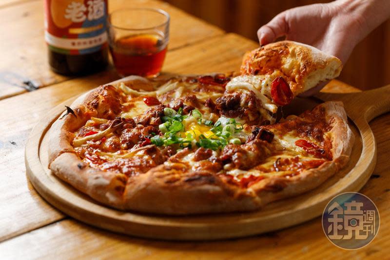「招牌老酒豬肉蛋披薩」以紅糟肉和老酒入披薩，口感多汁，風味頗佳。（450元／12吋）