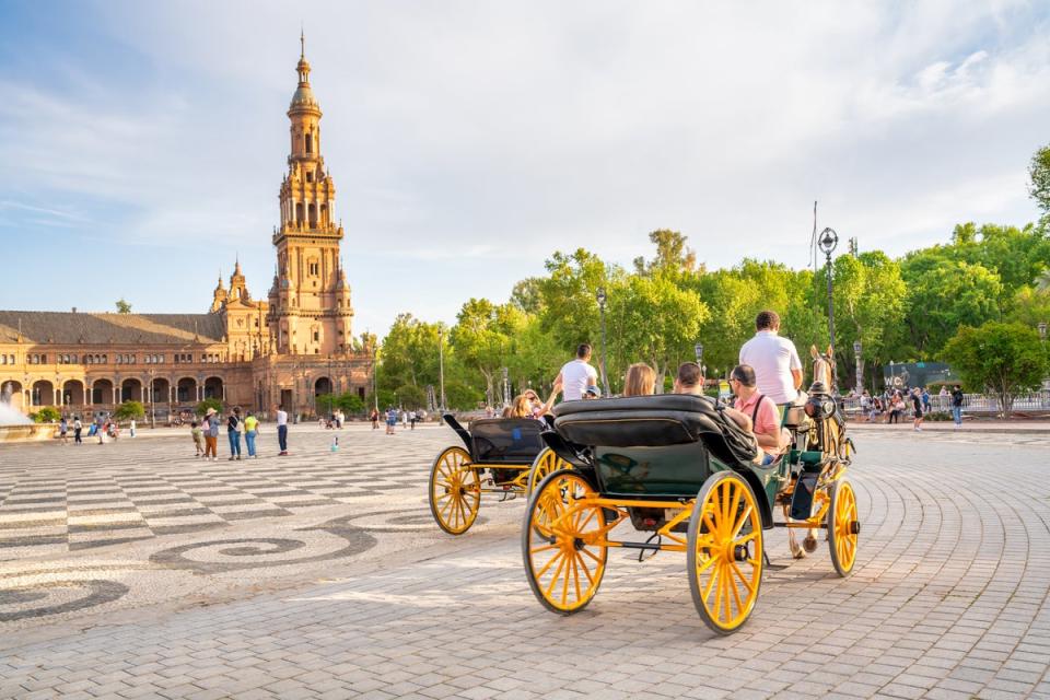 Horse-drawn carriages on the fragile square (Getty Images)