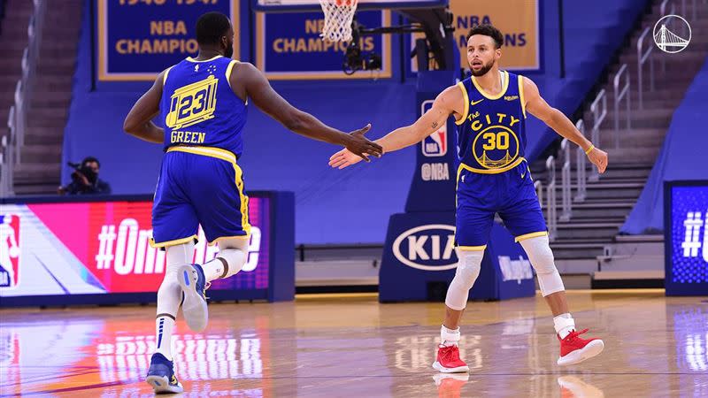 柯瑞（Stephen Curry）打完前三節投進8顆三分球。（圖／翻攝自勇士推特）