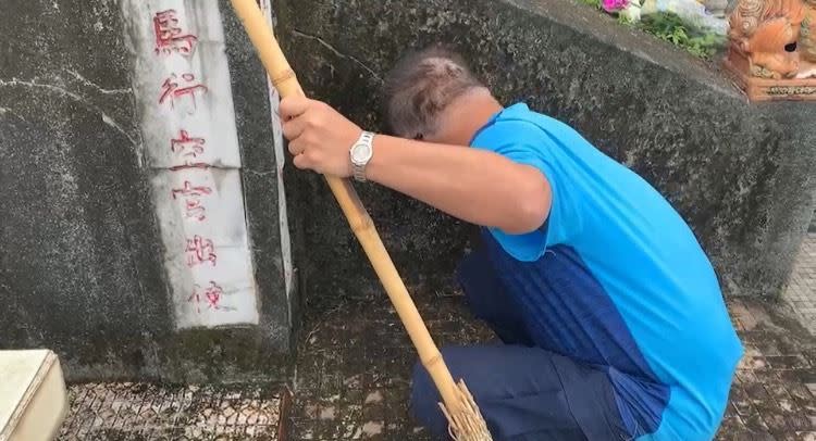 花蓮玉里分局春日所副所長替中國民眾掃了4年的墓。（圖／翻攝畫面）