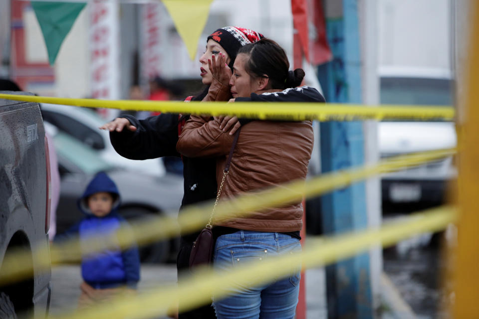 Dos mujeres muestran su dolor tras un homicidio en México. A diferencia de en la Unión Europea, este tipo de crímenes han aumentado considerablemente. (REUTERS/Jose Luis Gonzalez)