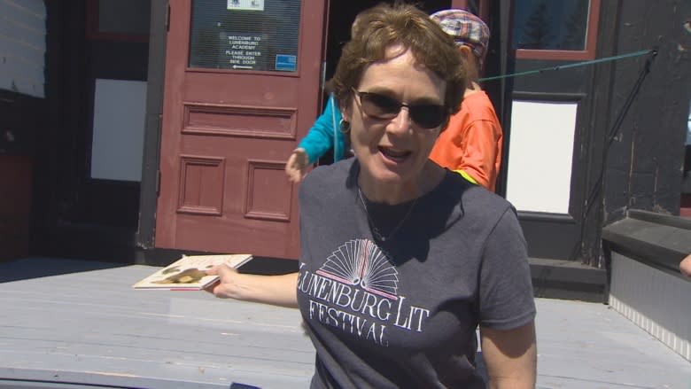 Hundreds gather to move books, one by one, into new Lunenburg library