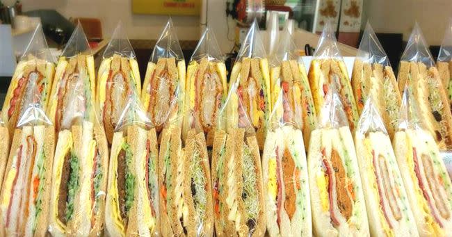 許多網友認為，早餐店的三明治配料就完勝洪瑞珍三明治。（圖／翻攝自爆廢公社臉書）