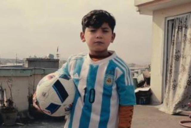 El final feliz de la historia de Murtaza, el niño que usó una bolsa  plástica para hacerse una camiseta de Messi - BBC News Mundo