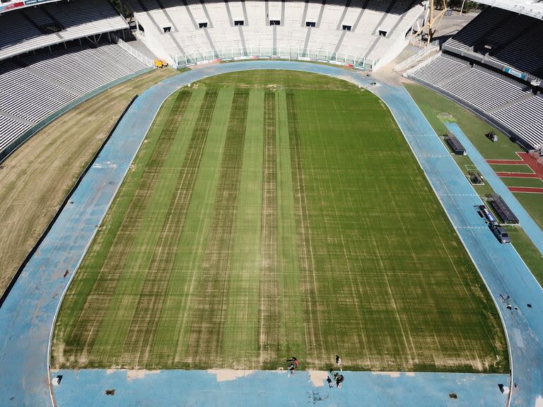 Así estaba esta tarde de sábado el campo de juego del estadio Mario Alberto Kempes, donde Boca y River sostendrán este domingo uno de los cuartos de final por la Copa de la Liga.