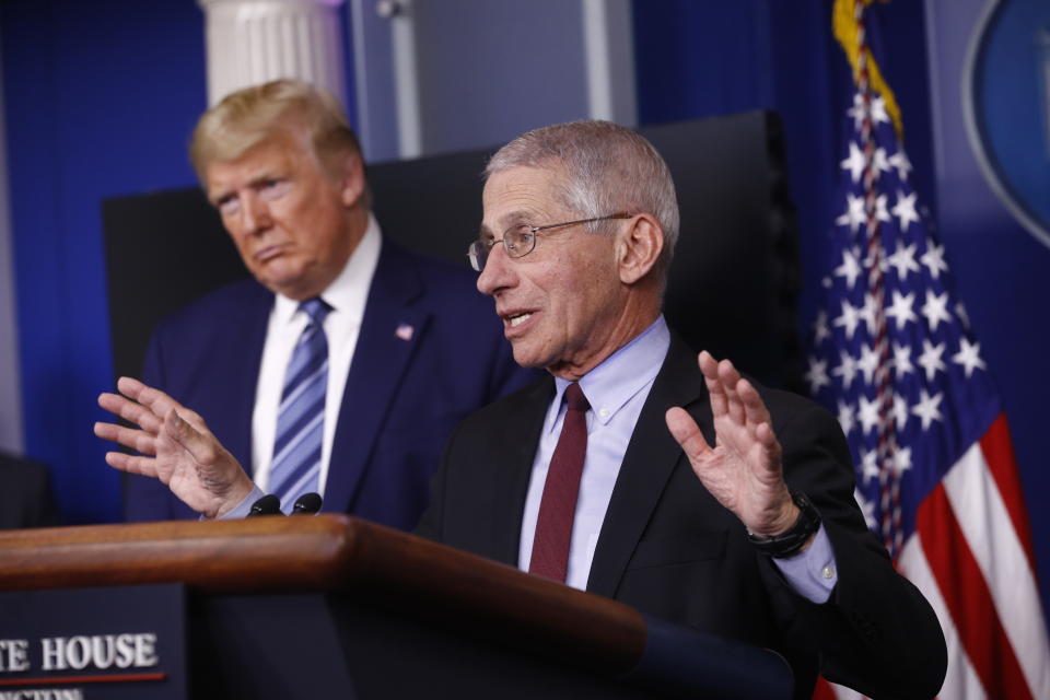 Stimmen die USA auf schlechte Nachrichten ein: US-Präsident Trump und Chef-Virologe Dr. Anthony Fauci beim Pressegespräch im Weißen Haus (AP Photo/Patrick Semansky)