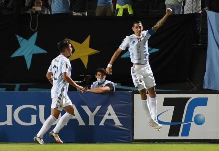 Ángel Di María celebra su gol ante Uruguay y se acerca Paulo Dybala para felicitarlo