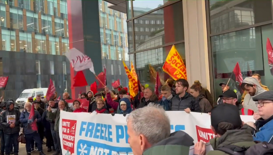 英國蘇格蘭的工人上週上街抗議能源價格飆升。   圖: 擷取自 We Are Protestors 推特 