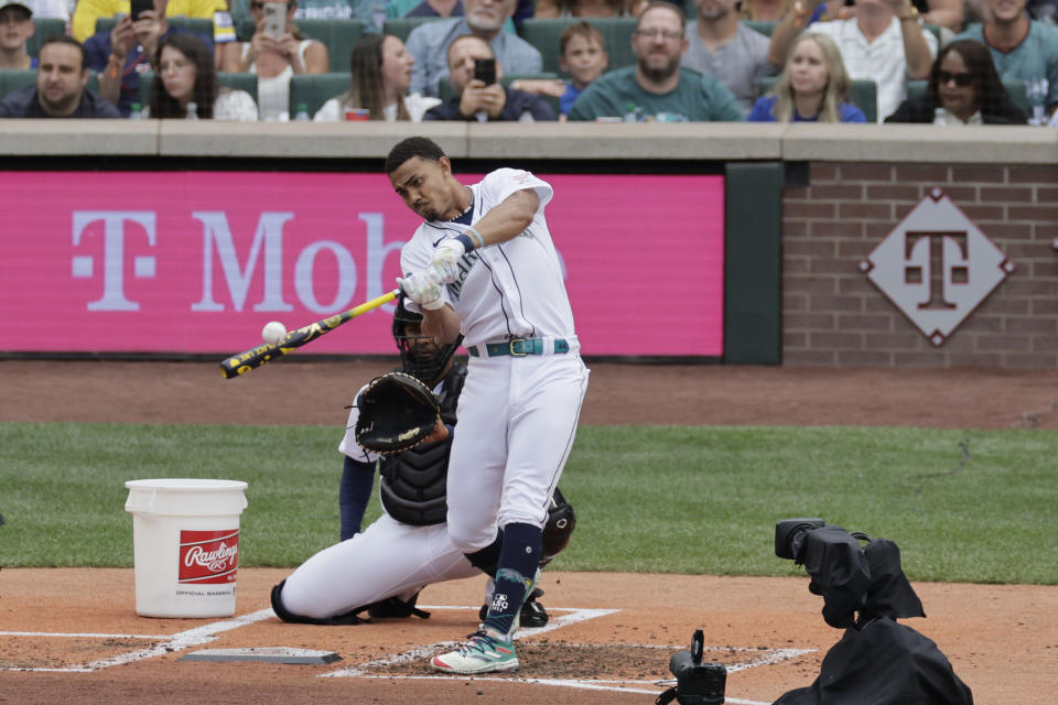 Julio Rodríguez, de los Marineros de Seattle, batea dentro del Derby de Jonrones, en la primera ronda en Seattle, el lunes 10 de julio de 2023. (AP Foto/John Froschauer)