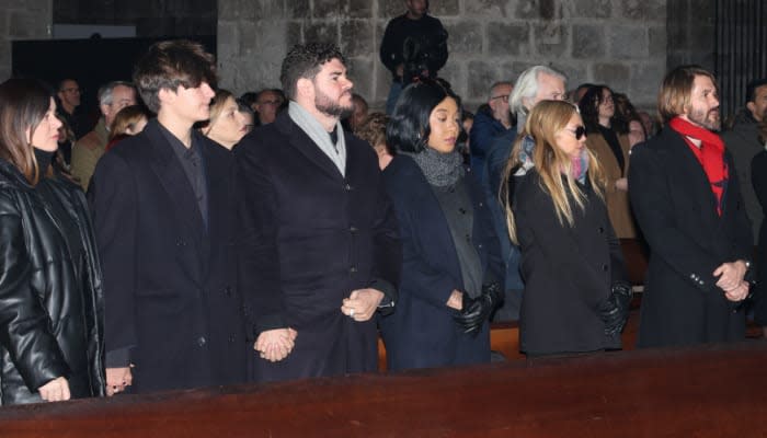 Los hijos de Concha Velasco, arropados por toda la familia, despiden a su madre en un multitudinario funeral en Valladolid