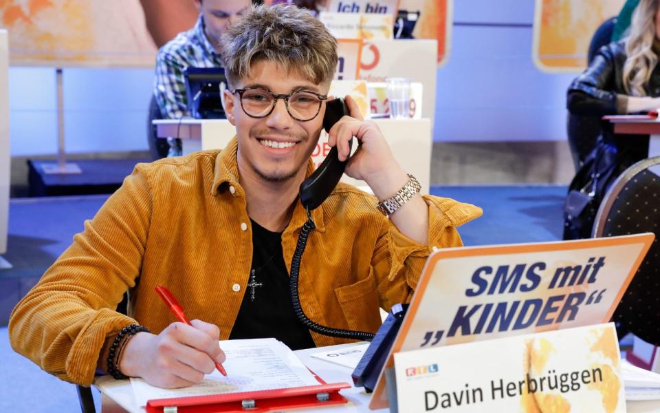 Natürlich dürfte Davin Herbrüggen als amtierender "DSDS"-Gewinner beim RTL-Spendenmarathon (Bild) mitwirken, ansonsten kommt seine Karriere aber nur langsam in Fahrt. Seine Siegersingle "The River" kam nur auf Platz 34 in den Charts, die schlechteste Platzierung, die ein "DSDS"-Siegersong jemals erreichte. Mit "Wenn der Vorhang fällt" erschien im Dezember 2019 seine bislang letzte Single. (Bild: TVNOW / Bernd-Michael Maurer)