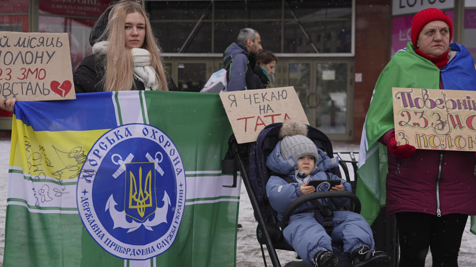 Kateryna Dmytryk (izquierda) participa en una protesta de familiares de prisioneros de guerra con su hijo Timur, de dos años, en Kiev, Ucrania, el 14 de enero de 2024. Su esposo estaba bajo cautiverio ruso en ese momento. (AP Foto/Vasilisa Stepanenko)