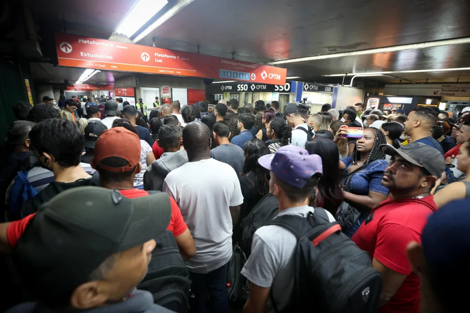 SÃO PAULO, SP, 24.03.2023 - METRÔ-SP: Usuários na entrada da estação Itaquera do Metrô de SP na manhã desta sexta (24); linhas 1, 2 e 3 e a linha 15 do monotrilho amanheceram paralisadas novamente. (Foto: Rubens Cavallari/Folhapress)