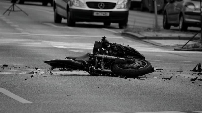 阿榮騎車行經路口聽聞車禍聲回頭，但並未看見人車，因此駛離卻挨告肇逃。（示意圖／翻攝自Pixabay）