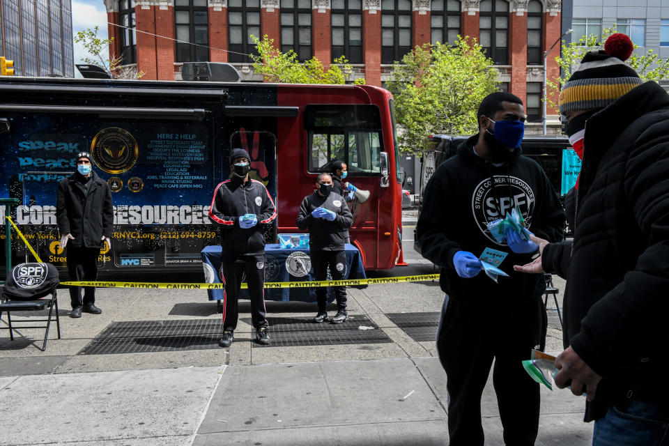 Image: Street Corner Resources hands out masks and gloves in Harlem (Desiree Rios / NYT via Redux file)