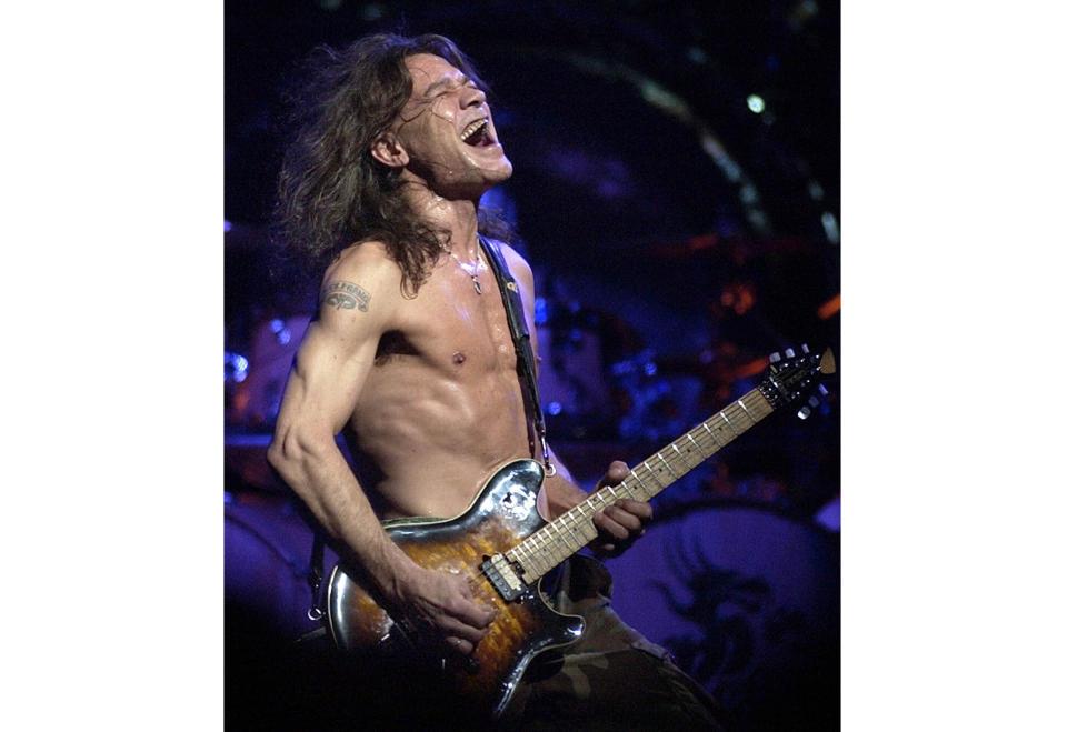 En esta foto del 5 de agosto de 2004, el guitarrista de Van Halen, Eddie Van Halen, toca en Phoenix. Van Halen, quien padeció cáncer oral, murió el martes 6 de octubre de 2020. Tenía 65 años. (AP Foto/Tom Hood, Archivo)