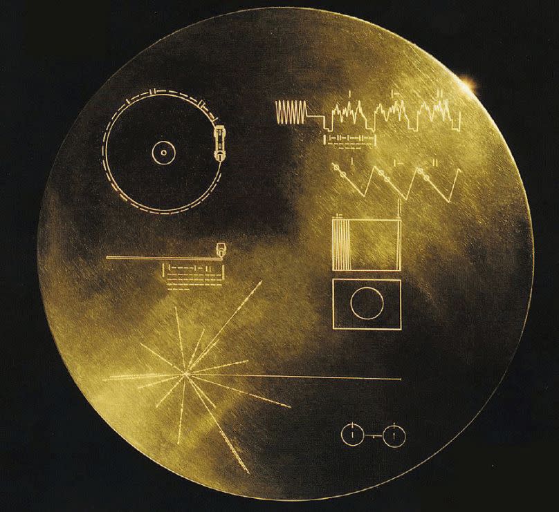 El disco de cobre chapado en oro de 30,48 cm de diámetro que llevan ambas naves espaciales Voyager.