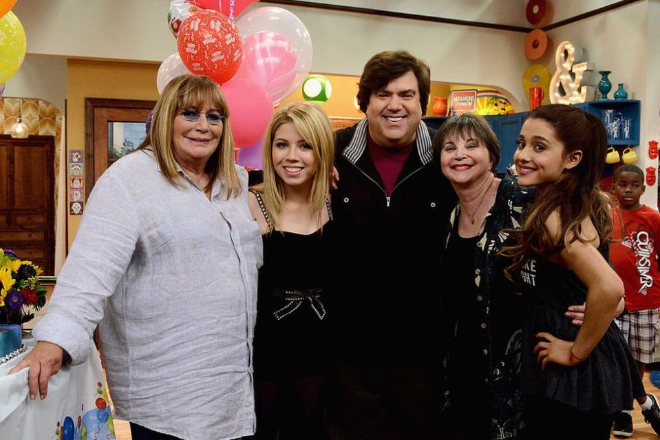 De izquierda a derecha, Penny Marshall, Jennette McCurdy, el creador y y productor ejecutivo de Sam & Cat Dan Schneider, Cindy Williams y Ariana Grande el 23 de junio de 2006 en Los Ángeles.