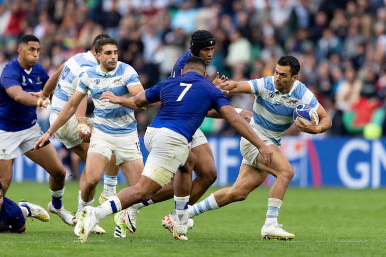 Hand-off de Tute Moroni, una de los backs más feroces de los Pumas y el único jugador que participó en todos los encuentros de la era de Michael Cheika.